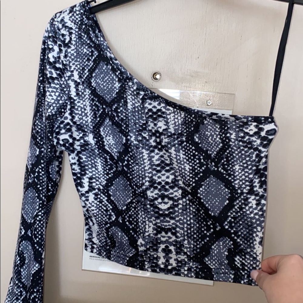 One shoulder crop top!